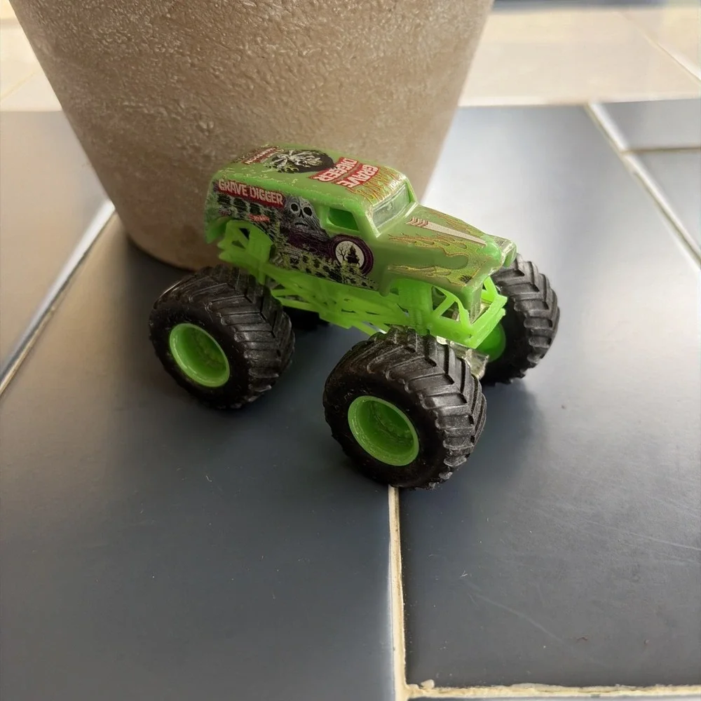 Hot Wheels Monster Jam Lot of 6 Diecast Mud Series Monster Trucks 1:64 (E3)